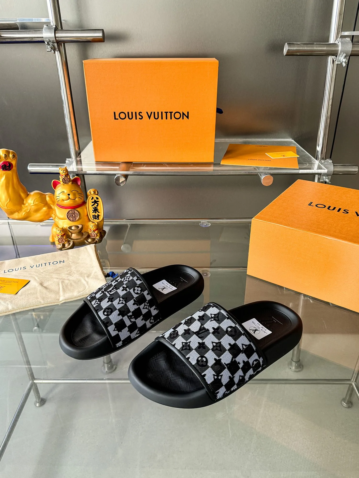 [L Home] P: 300💰 ▪️Shoe size: Women's 35-40 Men's 38-46▪️Packaging: Counter top quality~original packaging Louis Vuitton lv couple's monogram embossed slippers This season, Waterfront sandals return with a new look, and the upper buckle is embossed with Louis Vuitton's iconic Monogram pattern. Made of waterproof rubber with a comfortable and resilient insole. The lightweight, flexible outsole is embossed with the Louis Vuitton logo. Exquisitely packaged at the delivery counter 🛍📦 ▪️Fabric: Original molded rubber foam ▪️Sole: Original molded rubber foam outsole ▪️Sole thickness: 3CM.